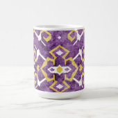 シックな黄色の紫のイカットの部族柄 マグカップ (中央)
