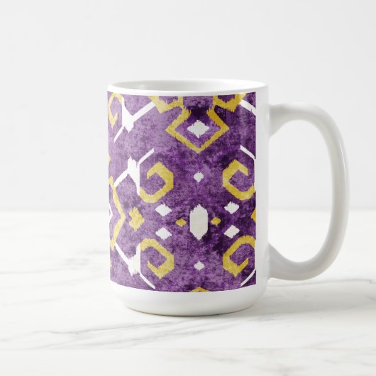 シックな黄色の紫のイカットの部族柄 マグカップ (右)