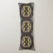 シックな黄褐色のイカットの部族柄 ボディピロー (正面縦)