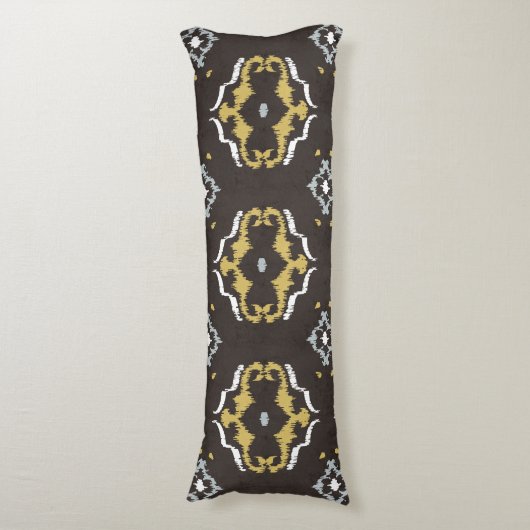 シックな黄褐色のイカットの部族柄 ボディピロー (正面縦)