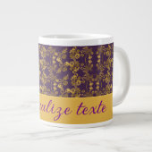 シックな黄金色の花の紫色のパターン |パーソナライズされた | ジャンボコーヒーマグカップ (正面右)