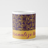 シックな黄金色の花の紫色のパターン |パーソナライズされた | ジャンボコーヒーマグカップ (正面)