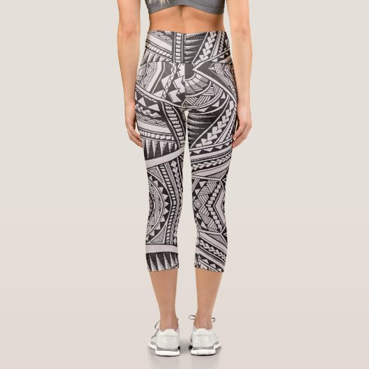 シックな黒と白の部族の幾何学的パターン カプリレギンス (裏面)