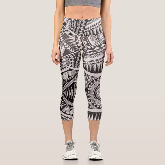 シックな黒と白の部族の幾何学的パターン カプリレギンス (正面)