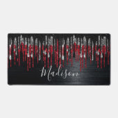 シックな黒と赤の銀のグリッタードリップモノグラム デスクマット (正面)