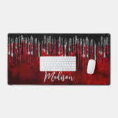 シックな黒の赤い銀のグリッタードリップモノグラム デスクマット (キーボード&マウス)