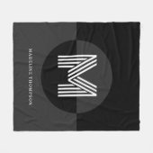 シックな黒グレーホワイトジオメトリックモノグラムモダン フリースブランケット (正面(横))