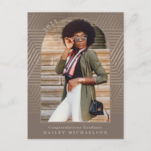 シックにミュートされた幾何学的プリントの卒業 案内ポストカード (正面)