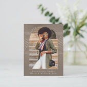 シックにミュートされた幾何学的プリントの卒業 案内ポストカード (スタンド正面)