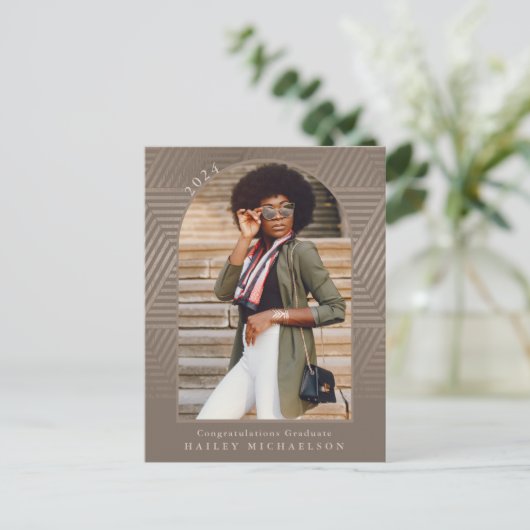 シックにミュートされた幾何学的プリントの卒業 案内ポストカード (スタンド正面)