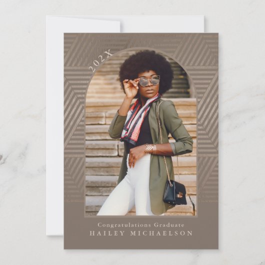 シックにミュートされた幾何学的プリント写真の卒業 招待状 (正面)