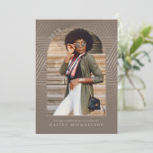 シックにミュートされた幾何学的プリント写真の卒業 招待状 (スタンド正面)