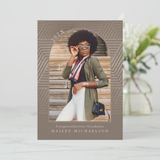 シックにミュートされた幾何学的プリント写真の卒業 招待状 (スタンド正面)