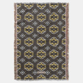 シックイエローブラウンイカット部族型 スローブランケット (正面縦)