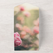 シックエレガントなピンクのバラの花のフローラの結婚すべて オールインワン招待状 (外側)