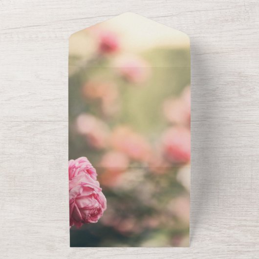 シックエレガントなピンクのバラの花のフローラの結婚すべて オールインワン招待状 (外側)