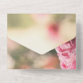シックエレガントなピンクのバラの花のフローラの結婚すべて オールインワン招待状 (裏面)