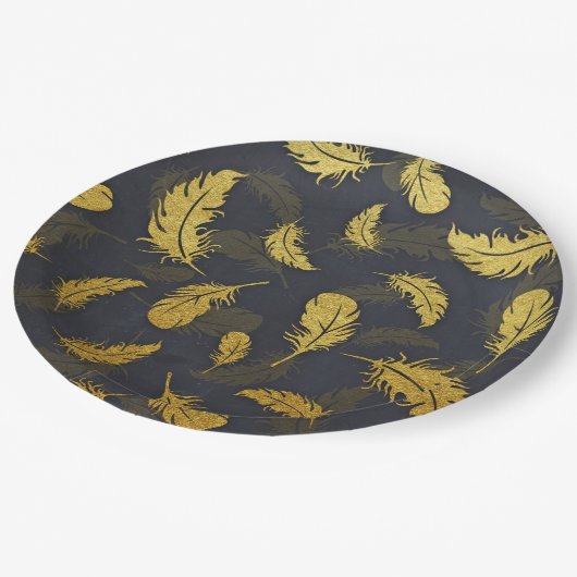 シックエレガントな黒と金ゴールドの羽毛パターン ペーパープレート (アングル)