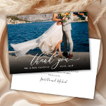 シックエレガントスクリプトフォト結婚のサンキューカード サンキューカード<br><div class="desc">モダンエレガントChic Writhic Script結婚の写真サンキューカード。文字のフル写真を前面に搭載したスタイリッシュ's yourテンプレートは空の手のレタリングのタイポグラフィスクリプトでお洒落は結婚、写真のテールホワイトオーバーレイフォントをの上に置き換え、バック側は事前にメッセージを作った。簡単にあなたの名前とメッセージ感謝していをパーソナライズする。ノートもしを手書きしたい場合は、サンプル文字を削除して宇宙を増やす。おもしし救済まは合わせ品連絡が欲しい！</div>
