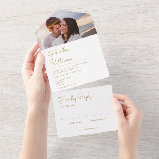 シックエレガントスクリプト金ゴールドモノグラム結婚写真 オールインワン招待状 (貼ってはがせる)