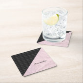 シックエレガントブラックピンクマーブルパーソナライズされた スクエアペーパーコースター (インサイチュ)