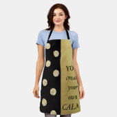 シックエレガントブラック金ゴールドドットやる気を起こさせるメッセージ エプロン (着用した状態)