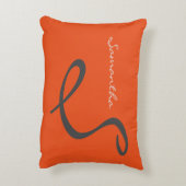 シックエレガントモダントレンディーモノグラシンプルム・オレンジ アクセントクッション (裏面(縦))