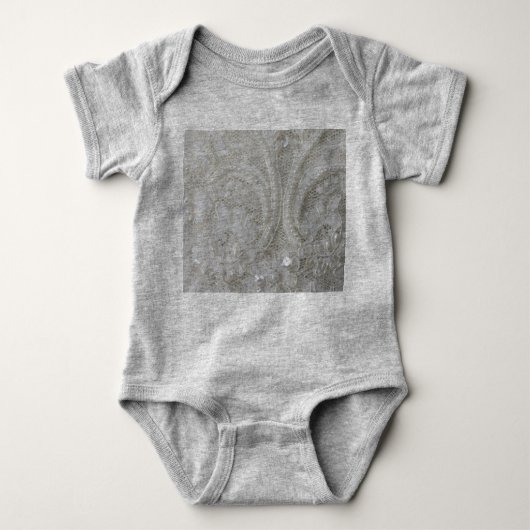 シックガーリーな白いラインストーンのパールレース ベビーボディスーツ (正面)