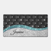 シックガーリーシルバーフェイクグリッターブラックティール（緑がかった色）モノグラム デスクマット (正面)