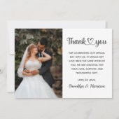 シッククラシックトレンディー結婚の写真の新郎新婦 サンキューカード (裏面)