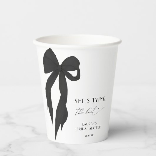 シックシェズタイイングザノットブラックボウブライダルシャワー 紙コップ (正面)
