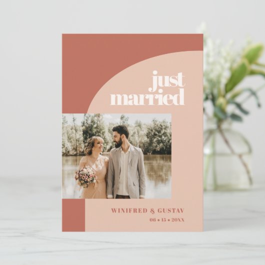 シックシンプルな桃のテラコッタ結婚アーチの写真 案内状 (スタンド正面)