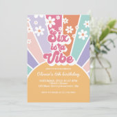 シックスはヴィブ レトロ サンシャイン レインボー デイジー 招待状 (スタンド正面)