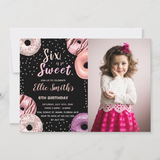 シックススイートブラックピンクフォトドーナツ誕生日 招待状 (正面)