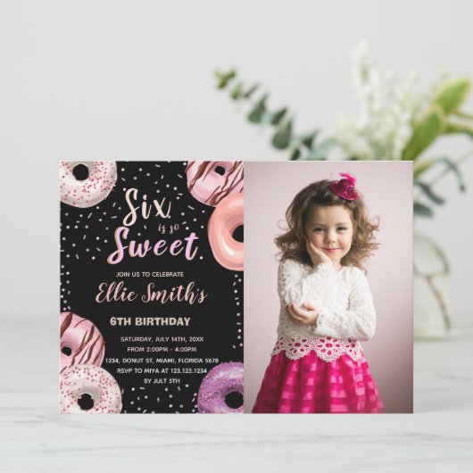 シックススイートブラックピンクフォトドーナツ誕生日 招待状 (スタンド正面)