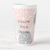 シックスタイリッシュなピンクの灰色の花 カフェラテマグ (正面)