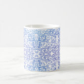 シックスタイリッシュなフラワーブルーのグラデーション（白） コーヒーマグカップ (中央)