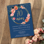 シックスペインのブルーピンクフローラ70th誕生日パーティー 招待状<br><div class="desc">セレブラsu 70° cumpleanos con estylo usando esta elegante invitacion en azul y dorado en espainol.エルディセニョプレセンタunソフスティカドフォンドゥアルエジオ， acentuado por un marcoフローラの円形の装飾コンデリカダフロレスrosadas y toques dorados.エンエルチェロ， "70 anos"エストアベラメンテレスアルタドエンカリグラフィアドラダ，コンデステロス・ブリランテスcayendo de arriba.Esta invitacion totalmentor personalizable esta disponible en formatos y digitales, lo que facilita su envio por mensaje de texto, correo electronico redes sociales.Perfecta para marcar un...</div>