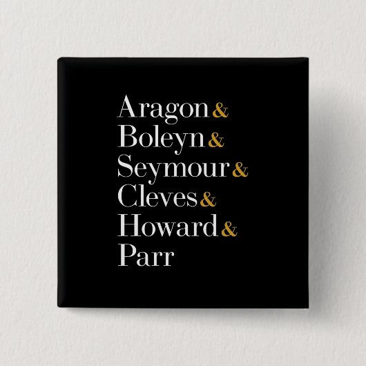 シックス・ザ・ミュージカル・クイーンズ – アンパサンドの名前Tシャツ 缶バッジ (正面)