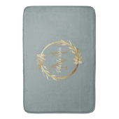 シックセージグリーン金ゴールドモノグラムユーカリプタスリース バスマット (正面縦)