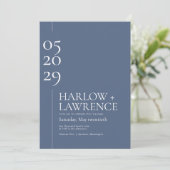 シックタイポグラフィペリウィンクルブルー結婚式招待状 招待状 (スタンド正面)