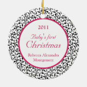 シックダマスクピンクベビー初めてのクリスマス セラミックオーナメント (裏面)