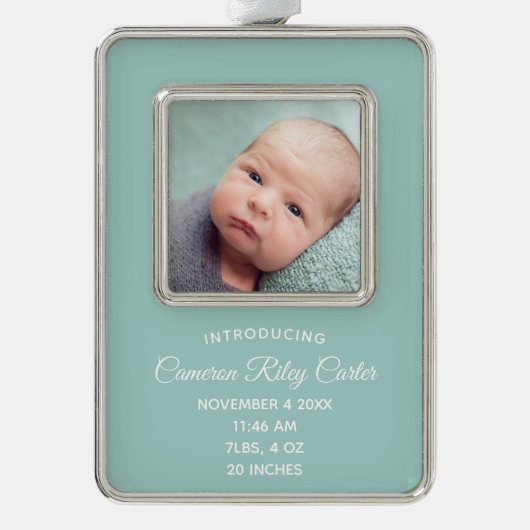 シックティール（緑がかった色）生まれたばかりのベビーフォト誕生統計キープサケ シルバープレートフレームオーナメント (正面)