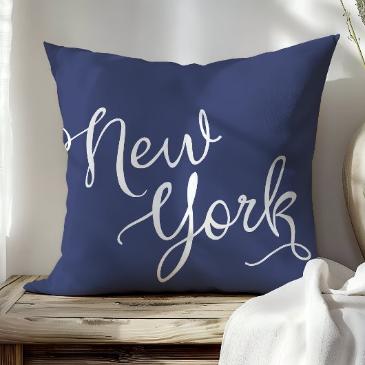 シックネイビーブルーアンドホワイトニューヨークタイポグラフィ クッション