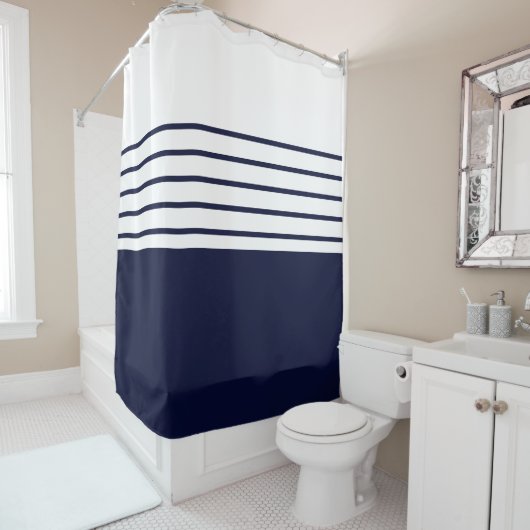 シックネイビーブルーストライプビーチハウス航海の シャワーカーテン (インサイチュ)