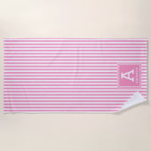 シックバラピンクカバナストライプイニシャル ビーチタオル (正面)