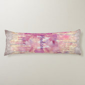 シックバラ赤面ピンクグリッタードリップモノグラム ボディピロー (正面)