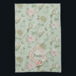 シックパーソナライズされたガーリーグリーンとピンクのフローラ キッチンタオル<br><div class="desc">パステルかわいらしピンク、ライトグリーン、オフホワイトの花を特徴とするコテージシックなスタイルフローラデザインソフトグリーン背景にピンクのバラの装飾とピンクのフレーム付きラベル。あなたの名前やモノグラムのための部屋。</div>