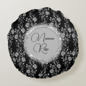 シックパーソナライズされたシルバーフローラグリッターオンブラック ラウンドクッション (裏面)