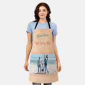 シックパーソナライズされたフォト文字おばあちゃんギフトオレンジ エプロン (着用した状態)